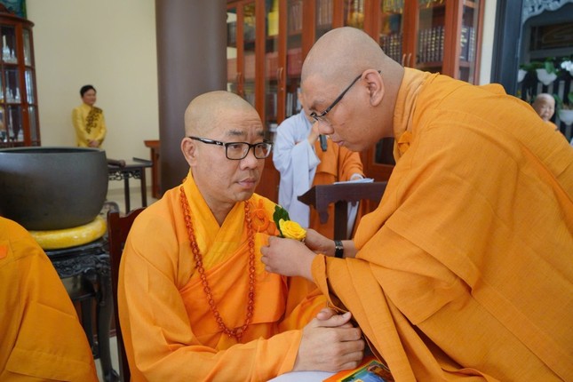 Cài hoa hồng mùa Vu lan