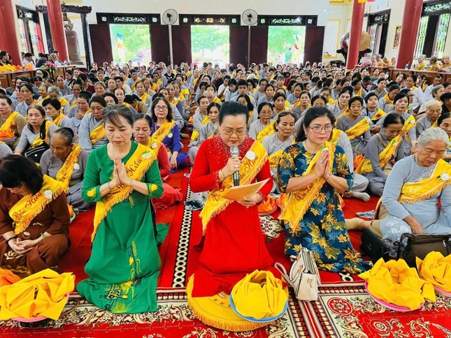 Phật tử Thanh Nhuyến dâng lời tác bạch Phật tử Thanh Nhuyến dâng lời tác bạch