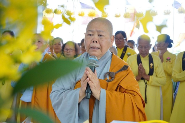 Ni trưởng Thích nữ Tịnh Nghiêm dâng lời khánh tuế chư tôn đức