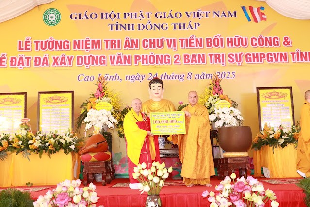 Thượng tọa Thích Tĩnh Triệt tiếp nhận cúng dường xây dựng Văn phòng 2 - Ban Trị sự tỉnh