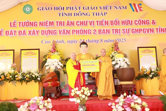 Thượng tọa Thích Tĩnh Triệt tiếp nhận cúng dường xây dựng Văn phòng 2 - Ban Trị sự tỉnh