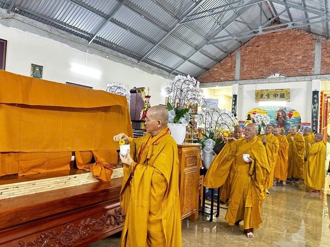 Chư tôn đức Ban Trị sự GHPGVN tỉnh Tây Ninh sái tịnh kim quan