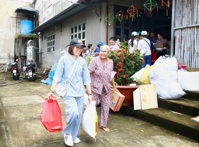 Bà con địa phương được nhận quà của đoàn