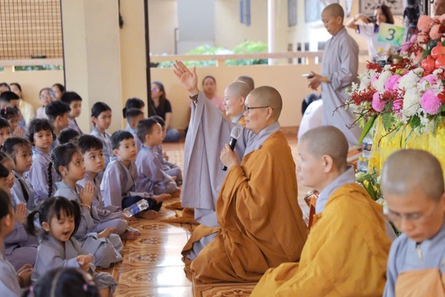 Ni sư Thích nữ Huệ Đức hướng dẫn các em lễ Phật, chắp tay xá chào