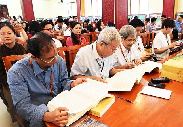 Đại biểu tham khảo tài liệu