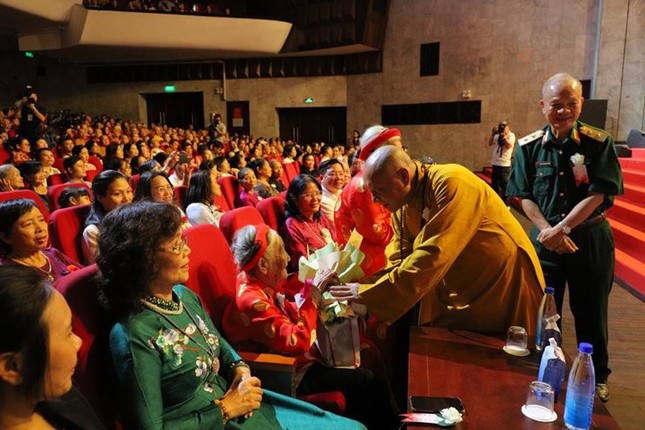 Hòa thượng Thích Gia Quang tặng những món quà ý nghĩa và tặng hoa tới các Mẹ Việt Nam anh hùng