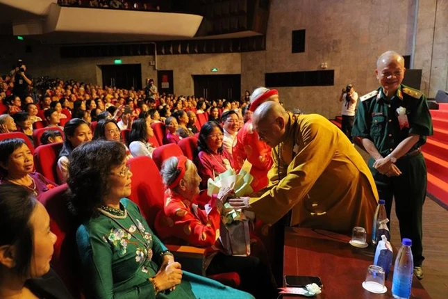 Hòa thượng Thích Gia Quang tặng những món quà ý nghĩa và tặng hoa tới các Mẹ Việt Nam anh hùng