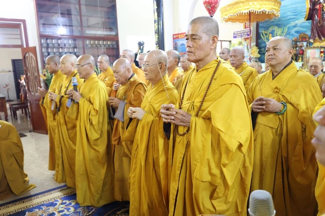 Chư tôn đức Ban Thường trực Ban Trị sự Phật giáo tỉnh Tây Ninh, Trường Trung cấp Phật học Tây Ninh dâng hương kính viếng Giác linh Hòa thượng Thích Huệ Tâm Chư tôn đức Ban Thường trực Ban Trị sự Phật giáo tỉnh Tây Ninh, Trường Trung cấp Phật học Tây Ninh dâng hương kính viếng Giác linh Hòa thượng Thích Huệ Tâm