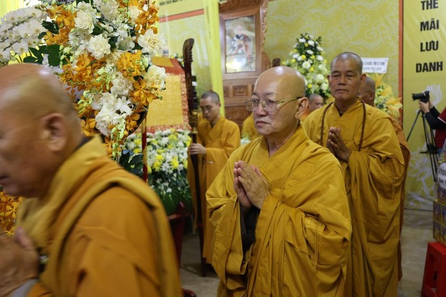 Chư tôn đức hữu nhiễu kim quan Hòa thượng