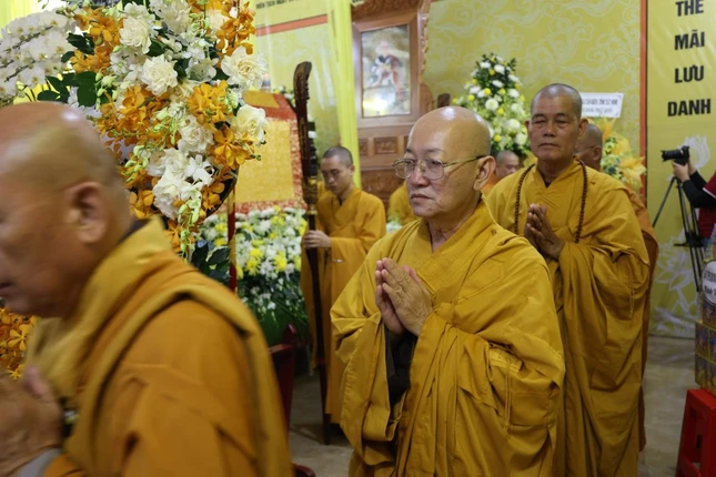 Chư tôn đức hữu nhiễu kim quan Hòa thượng Chư tôn đức hữu nhiễu kim quan Hòa thượng