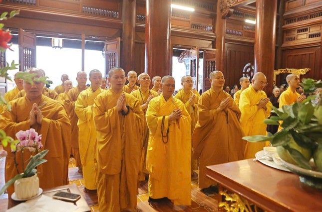 Chư tôn đức đảnh lễ Tam bảo