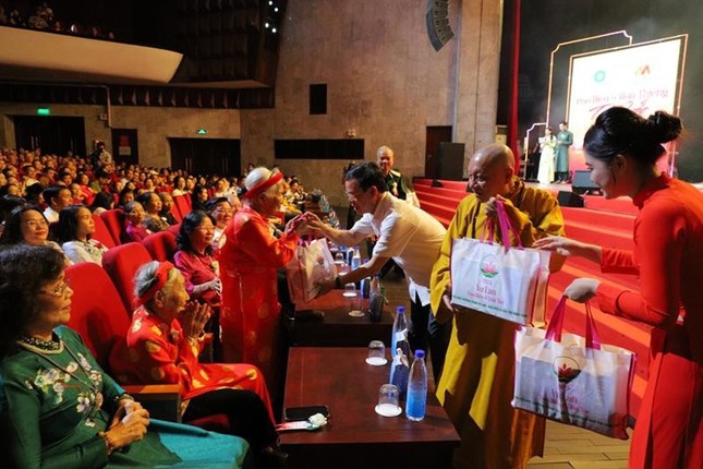 Dịp này, Hòa thượng Thích Gia Quang, Trưởng ban Tổ chức cùng ông Triệu Tài Vinh, Phó Trưởng ban Tuyên giáo và Dân vận T.Ư trao tặng những món quà ý nghĩa và tặng hoa tới 5 Mẹ Việt Nam anh hùng