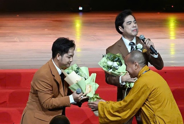 Tặng hoa đến ca sĩ Quách Tuấn Du