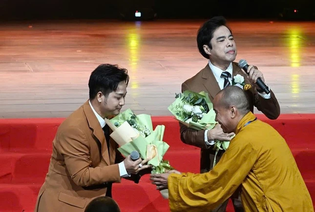 Tặng hoa đến ca sĩ Quách Tuấn Du