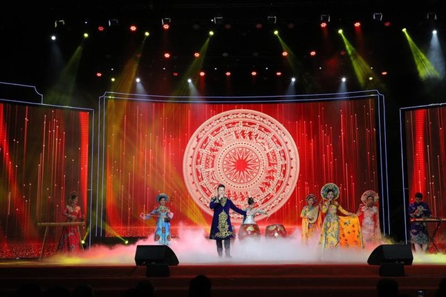 Mở màn là tiết mục “Đất Việt tiếng vọng ngàn đời”, sáng tác của nhạc sĩ Lê Quang với sự trình diễn của ca sỹ Lê Anh, Lê Trang và nhóm Chuông Gió