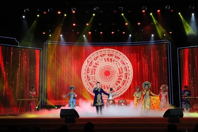 Mở màn là tiết mục “Đất Việt tiếng vọng ngàn đời”, sáng tác của nhạc sĩ Lê Quang với sự trình diễn của ca sỹ Lê Anh, Lê Trang và nhóm Chuông Gió