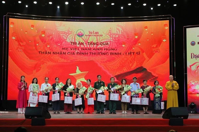 Trưởng lão Hòa thượng Thích Thanh Nhiễu và bà Đỗ Hồng Nhung, Giám đốc Công ty TNHH Đầu tư và Thương mại Đa Phương Tiện, Phó Trưởng ban Tổ chức trao quà và hoa tới 11 thân nhân gia đình thương binh, liệt sĩ