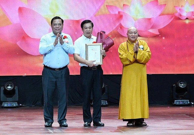 Hòa thượng Thích Gia Quang, cùng ông Nguyễn Hải Trung, Thứ trưởng Bộ Dân tộc và Tôn giáo trao giải cho tác giả Nguyễn Đình Minh, Chi hội Nhà văn Việt Nam tại Hải Phòng với tác phẩm “Những nhà sư liệt sĩ trong ngôi chùa gần ngàn năm tuổi” đoạt Giải nhất thể loại tác phẩm viết