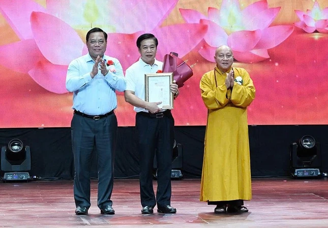 Hòa thượng Thích Gia Quang, cùng ông Nguyễn Hải Trung, Thứ trưởng Bộ Dân tộc và Tôn giáo trao giải cho tác giả Nguyễn Đình Minh, Chi hội Nhà văn Việt Nam tại Hải Phòng với tác phẩm “Những nhà sư liệt sĩ trong ngôi chùa gần ngàn năm tuổi” đoạt Giải nhất thể loại tác phẩm viết