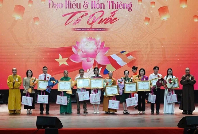 Thượng tọa Thích Đạo Thịnh, Thượng tọa Thích Đạo Phước trao tặng Bằng tuyên dương công đức tới các nhà tài trợ