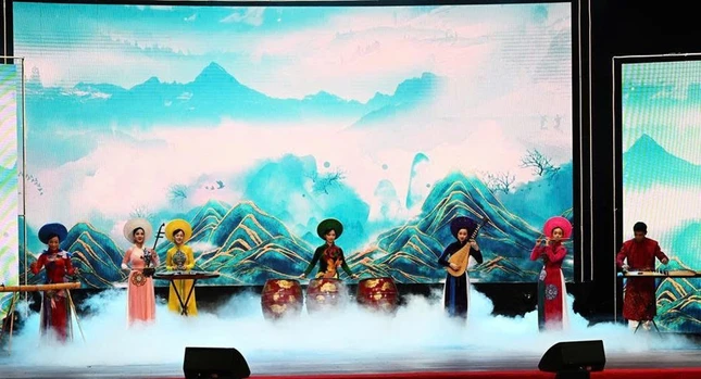 Hoà tấu nhạc Đăng cung đàn do nhóm Chuông Gió biểu diễn