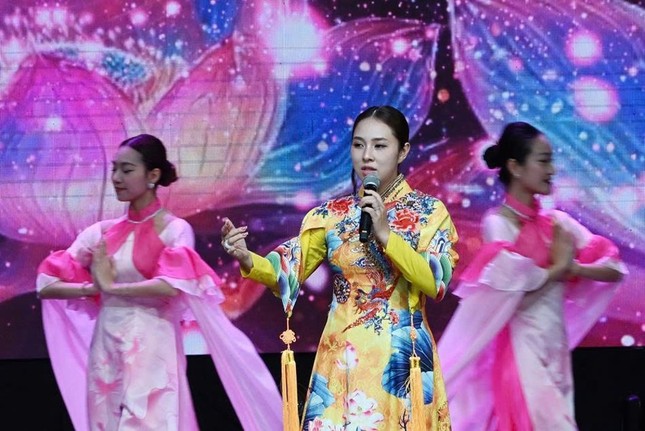 Ca khúc Vu lan ca và ca khúc Huyền thoại mẹ do nữ ca sỹ Bảo Trâm trình bày