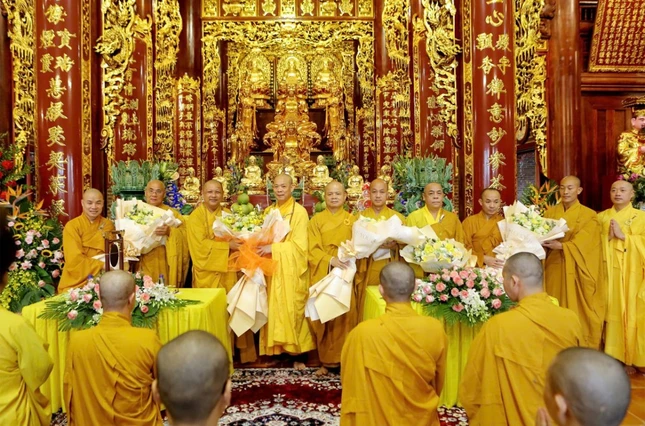 Khánh tuế chư tôn đức tăng thêm tuổi hạ