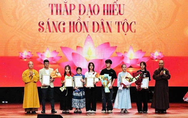 Thượng tọa Thích Thanh Huân, Ủy viên Thư ký Hội đồng Trị sự GHPGVN, Phó Trưởng ban Thường trực Ban Thông tin - Truyền thông T.Ư cùng Thượng tọa Thích Đạo Thịnh, Ủy viên Hội đồng Trị sự, Phó Trưởng ban Thông tin - Truyền thông trao giải thưởng cho các tác giả đạt giải