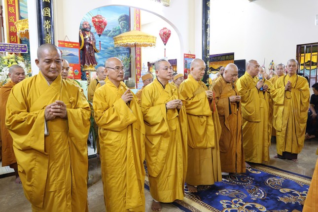 Phái đoàn dâng hương tưởng niệm Giác linh Hòa thượng Thích Huệ Tâm