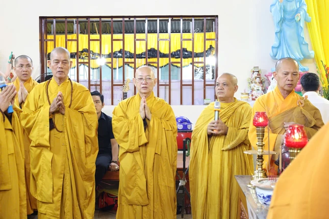 Chư tôn đức Ban Trị sự, Ban Tổ chức Lễ tang, đại diện môn đồ pháp quyến Chư tôn đức Ban Trị sự, Ban Tổ chức Lễ tang, đại diện môn đồ pháp quyến