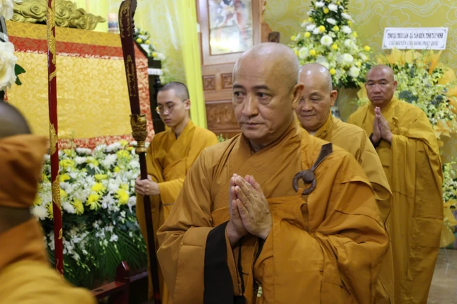 Chư tôn đức phái đoàn Trung ương GHPGVN hữu nhiễu kim quan tiễn biệt Chư tôn đức phái đoàn Trung ương GHPGVN hữu nhiễu kim quan tiễn biệt