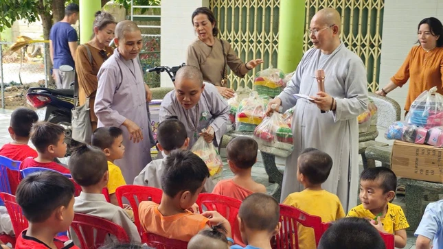 Chư Ni trong đoàn trao quà đến các cháu