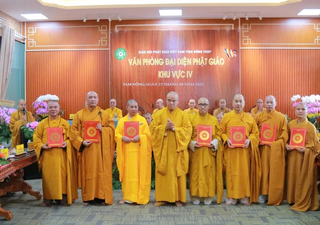 Thành viên Ban đại diện khu vực IV nhận quyết định