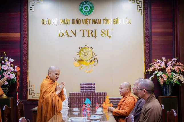 Thượng tọa Thích Giác Hoàng chia sẻ tại buổi gặp chư tôn đức Ban Trị sự Phật giáo tỉnh