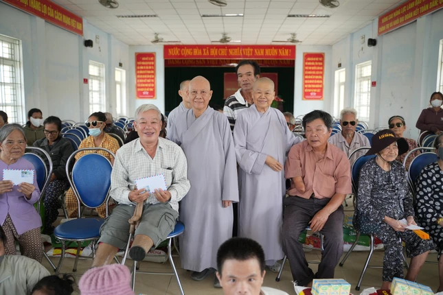 Trao quà đến khuyết tật và người khiếm thị Trao quà đến khuyết tật và người khiếm thị