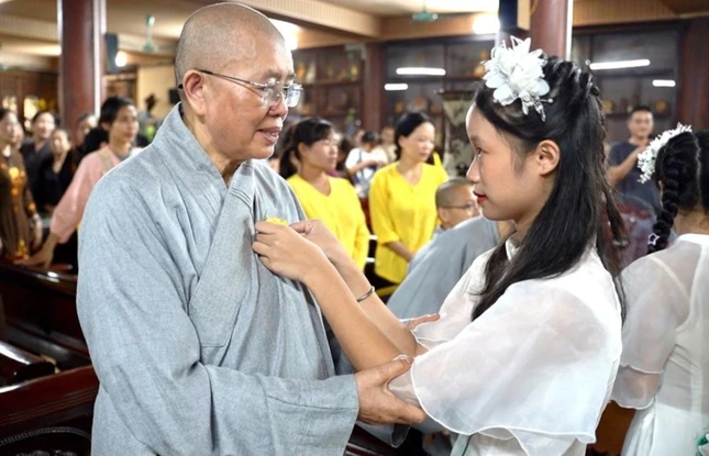 Cài hoa hồng Vu lan dâng lên Ni trưởng Thích Đàm Lan