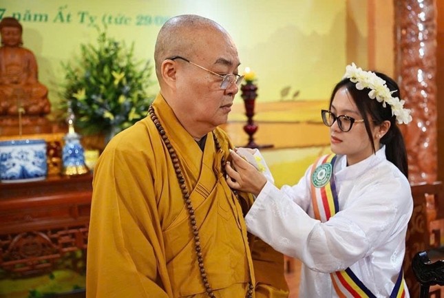 Câu lạc bộ Thanh thiếu niên Phật tử chùa Quán Sứ cài bông hồng Vu lan