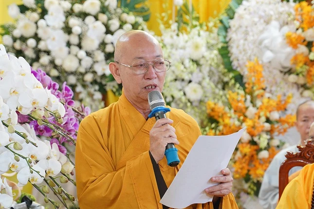 Thượng tọa Thích Quảng Tâm cung tuyên tiểu sử Hòa thượng Thích Huệ Tâm Thượng tọa Thích Quảng Tâm cung tuyên tiểu sử Hòa thượng Thích Huệ Tâm