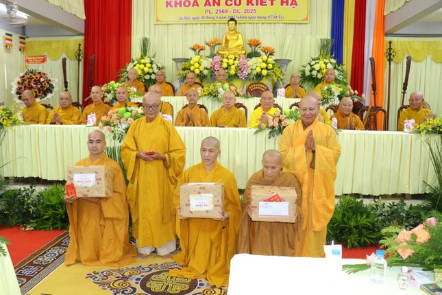 Ban Tổ chức tặng những phần thưởng đến các hành giả đạt thành tích xuất sắc