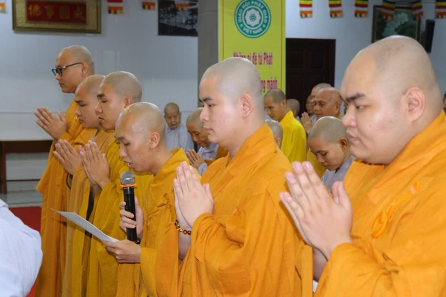 Đại diện hành giả dâng lời tác bạch tri ân lên chư tôn giáo phẩm