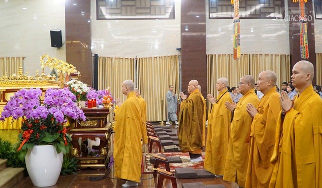 Chư tôn đức đảnh lễ chư Phật tại đàn tràng Pháp hội Vu lan