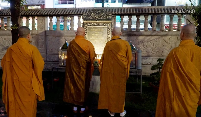 Thắp hương tưởng niệm tại Bia tưởng nhớ đến anh linh chư vị tiền nhân, liệt sĩ; cán bộ, chiến sĩ, lực lượng tuyến đầu, đồng bào đã tử vong trong đại dịch Covid-19, trong khuôn viên Việt Nam Quốc Tự