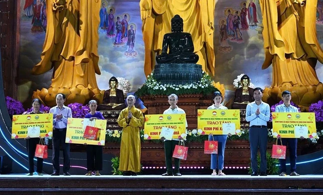 Các gia đình có hoàn cảnh đặc biệt khó khăn đón nhận nhà tình thương Các gia đình có hoàn cảnh đặc biệt khó khăn đón nhận nhà tình thương