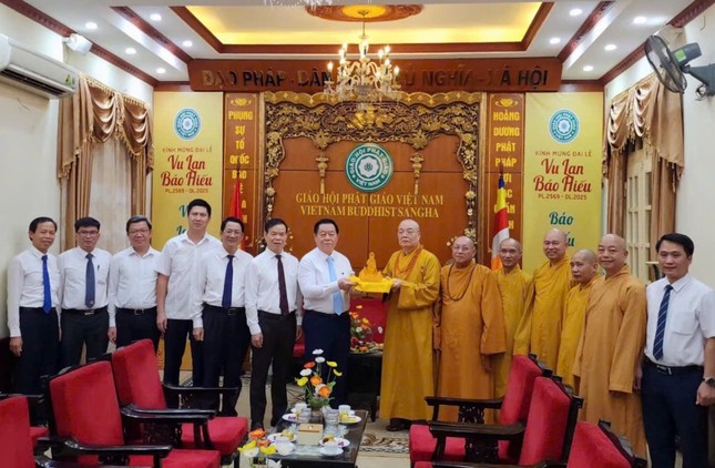 Trưởng lão Hòa thượng Thích Thanh Nhiễu trao tặng tôn tưởng Đức Phật đến ông Nguyễn Trọng Nghĩa