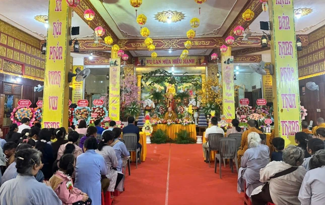 Đại đức Thích Giác Liêm sách tấn Phật tử