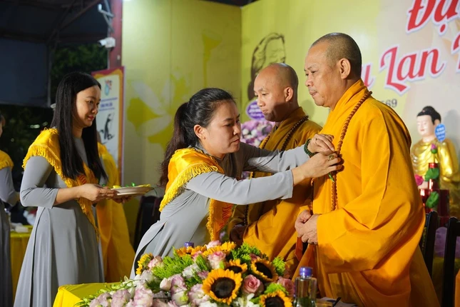 Lễ cài hoa hồng Lễ cài hoa hồng