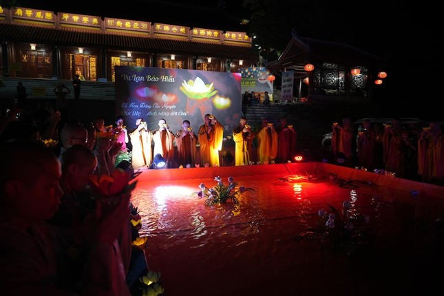 Hoa đăng cầu nguyện quốc thái dân an