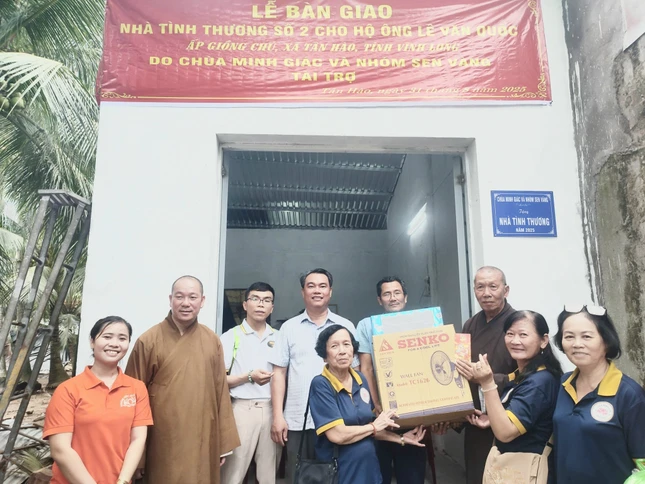 Tặng quà nhân ngày bàn giao nhà mới đến gia đình ông Lê Văn Quốc