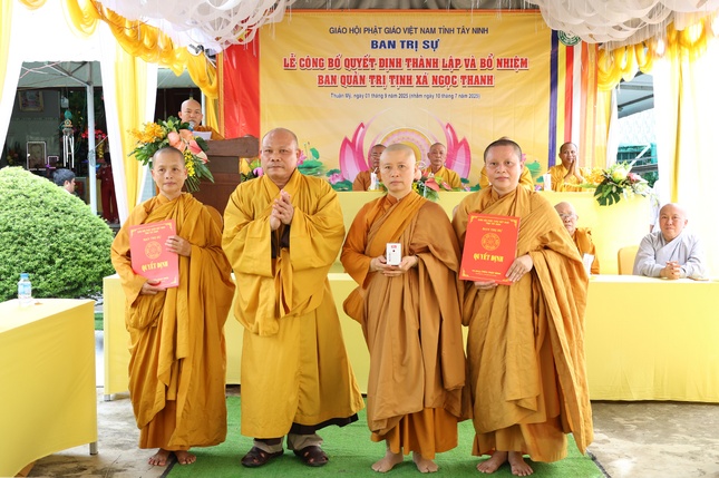 Đại đức Thích Thiện Thức trao quyết định đến Ban Quản trị tịnh xá Ngọc Thanh Đại đức Thích Thiện Thức trao quyết định đến Ban Quản trị tịnh xá Ngọc Thanh