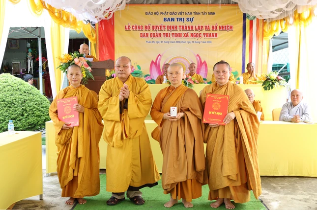 Đại đức Thích Thiện Thức trao quyết định đến Ban Quản trị tịnh xá Ngọc Thanh